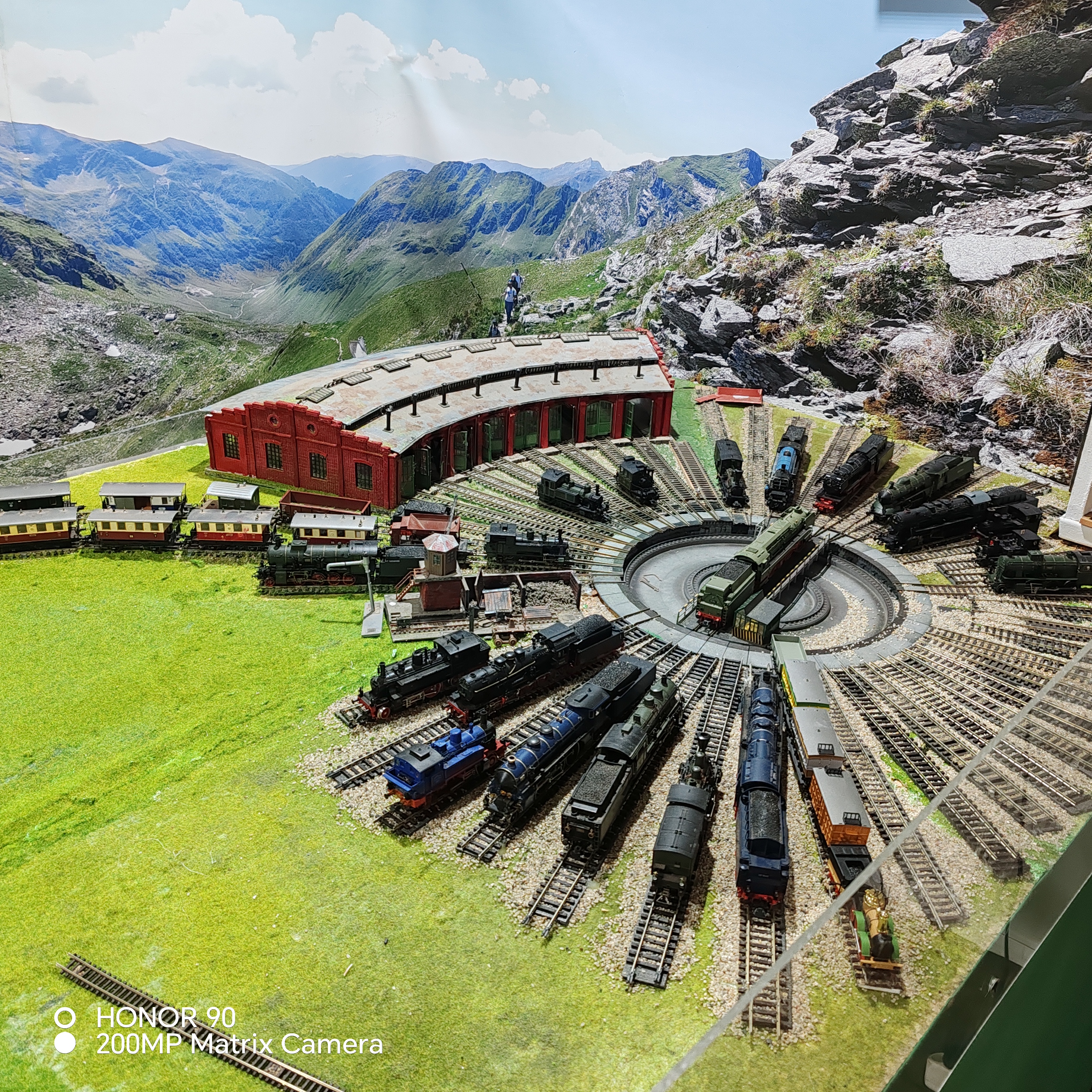 Vedere de sus: depoul Prundu-Pitești cu locomotive